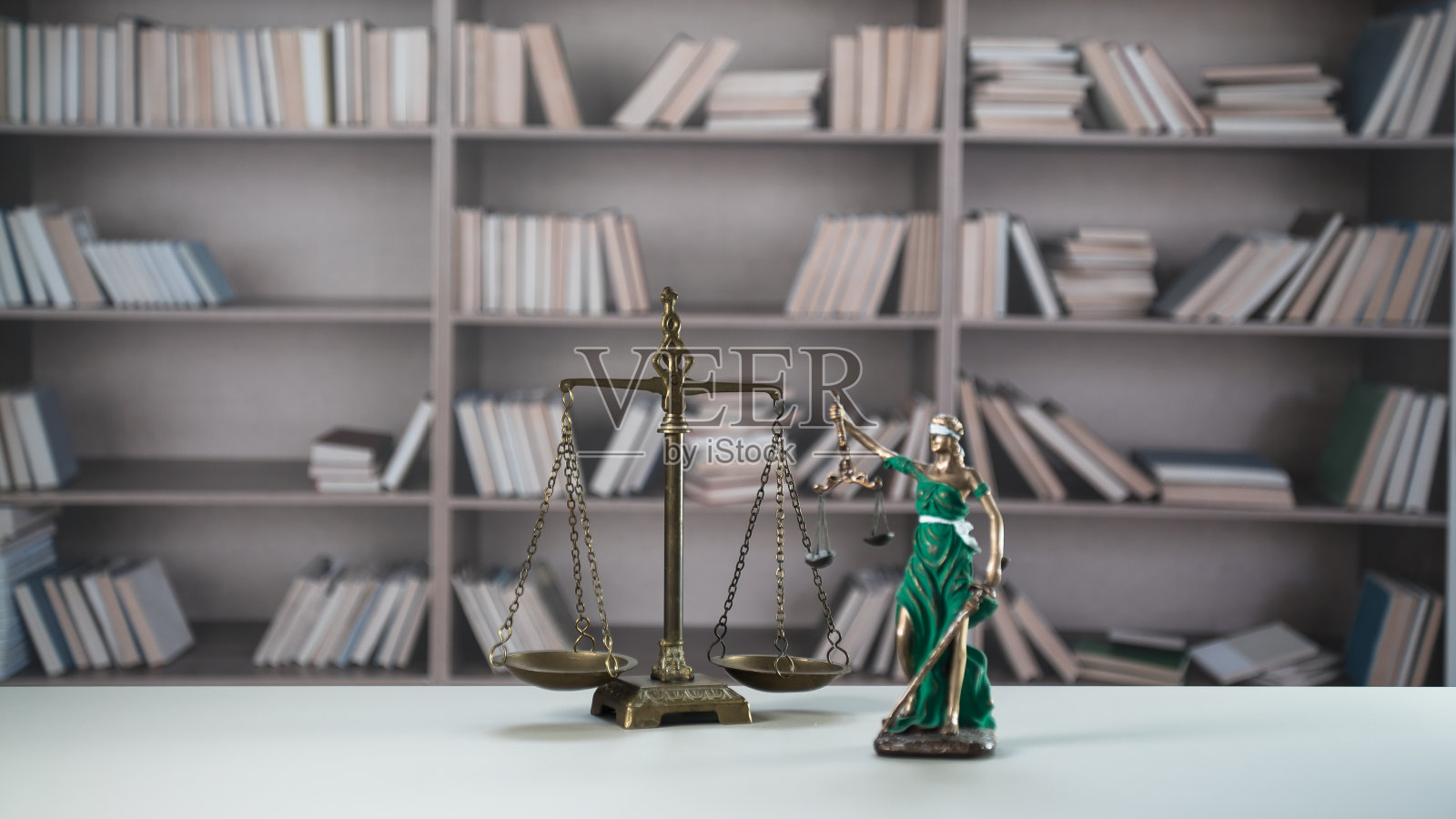法律与公正概念：法官木槌、书籍、天平，法院主题照片摄影图片