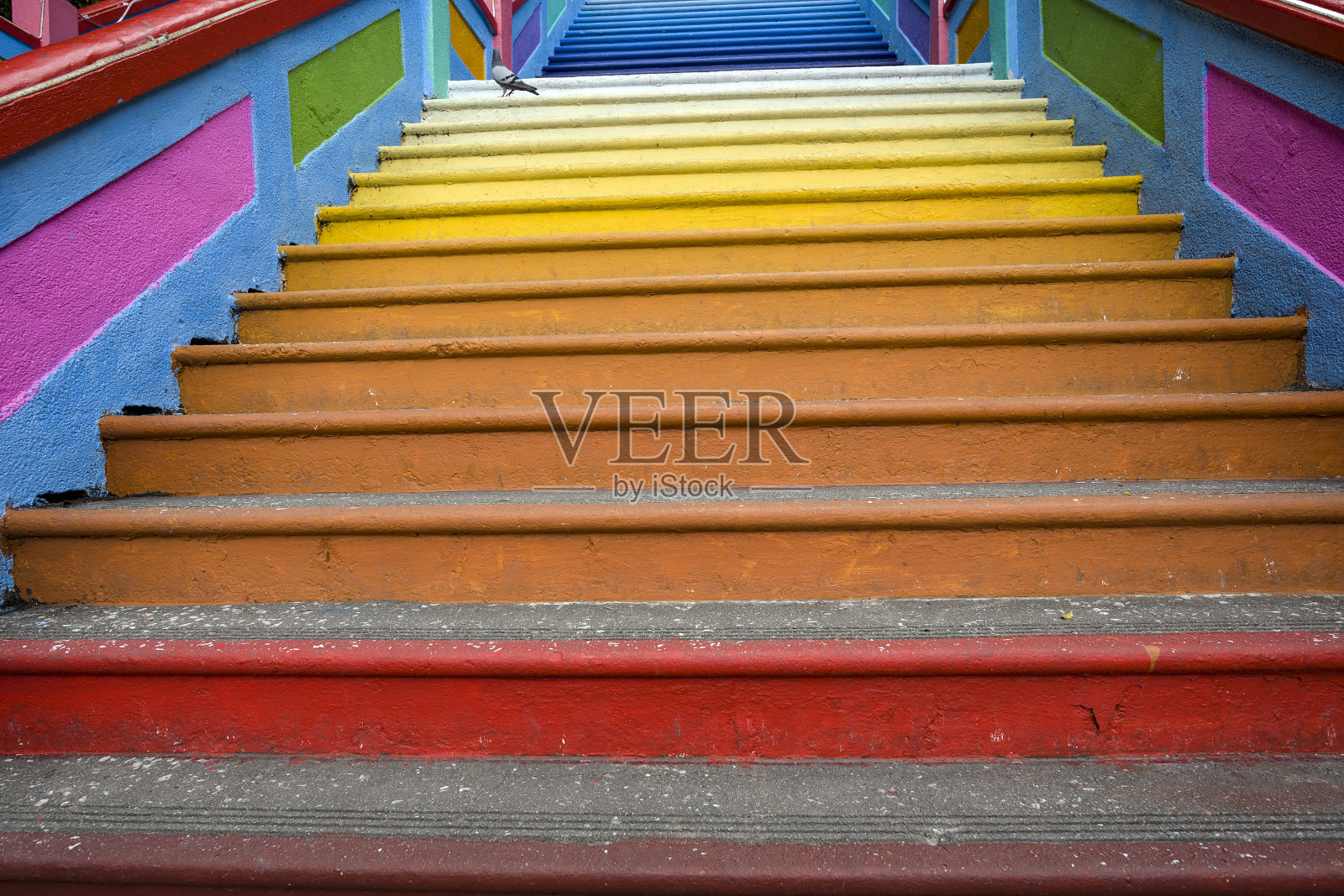 新标志性的外观与多彩的楼梯Batu洞穴，马来西亚吉隆坡照片摄影图片