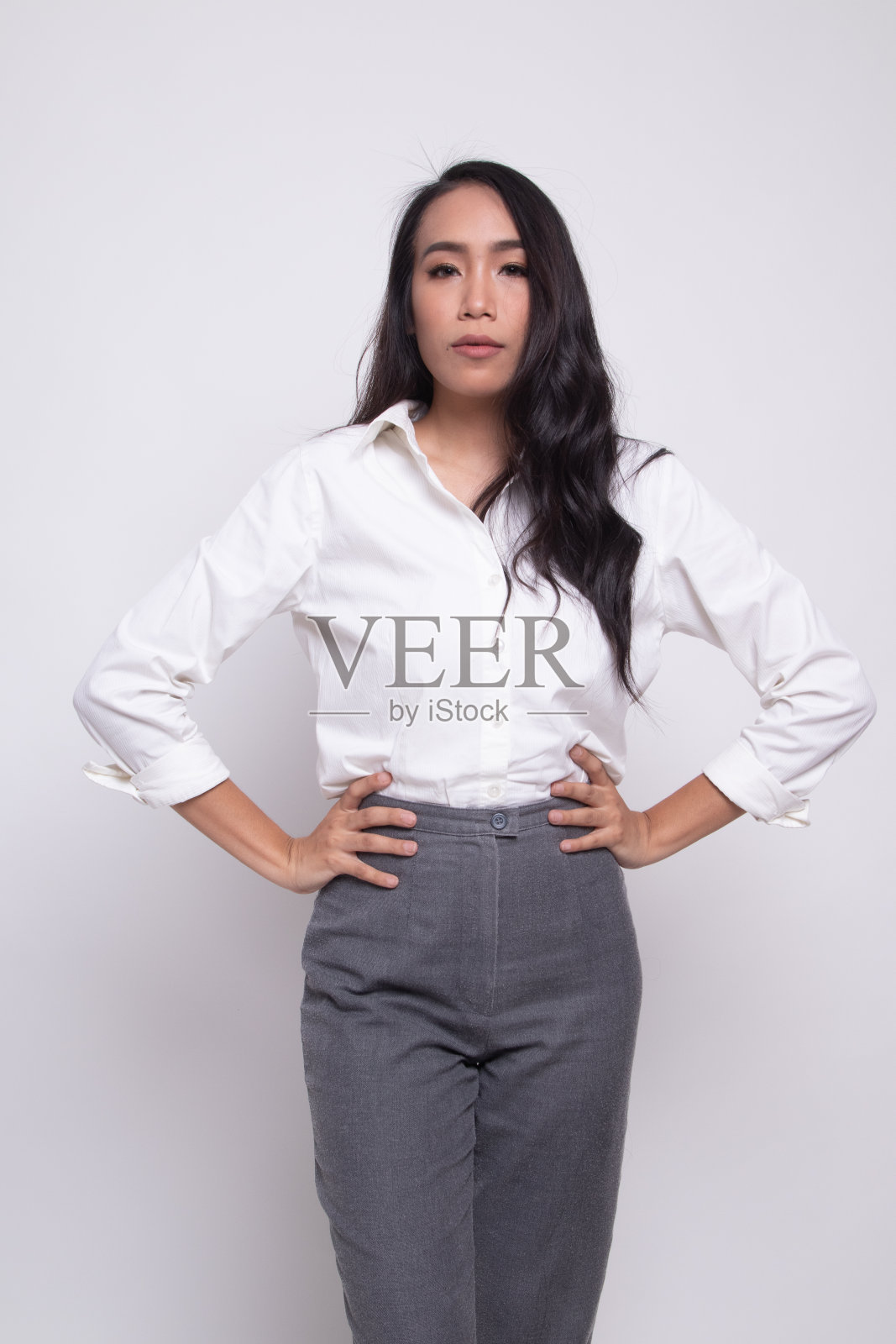 年轻美丽的亚洲女人的肖像。照片摄影图片