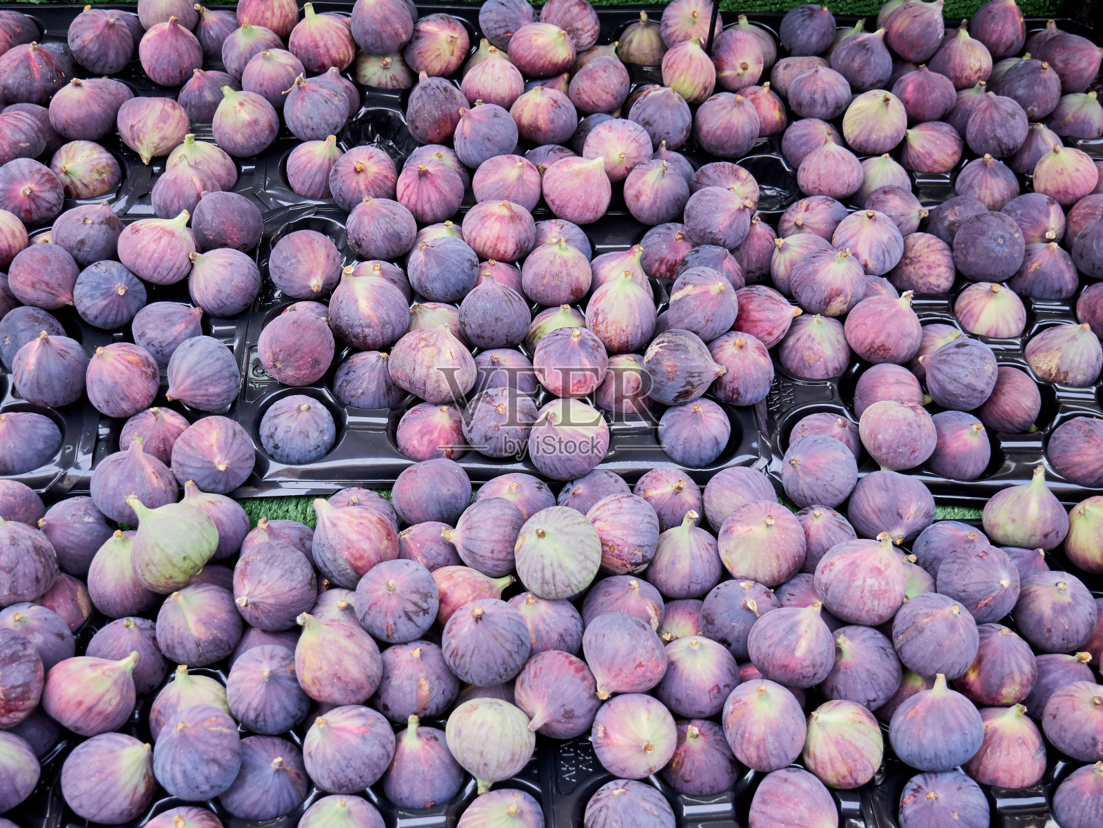 在市场上摆摊卖无花果照片摄影图片