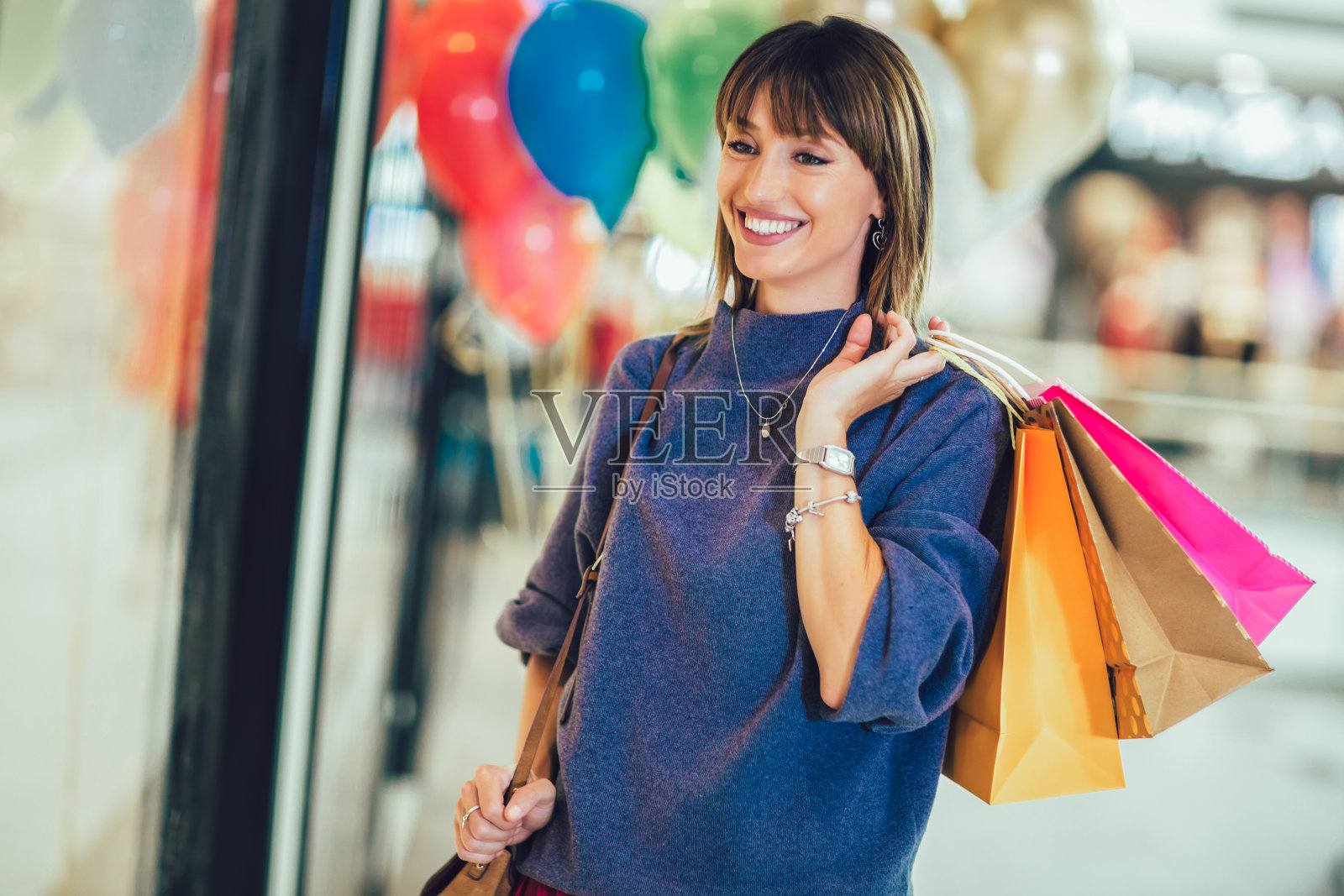 在购物中心享受周末的女人照片摄影图片