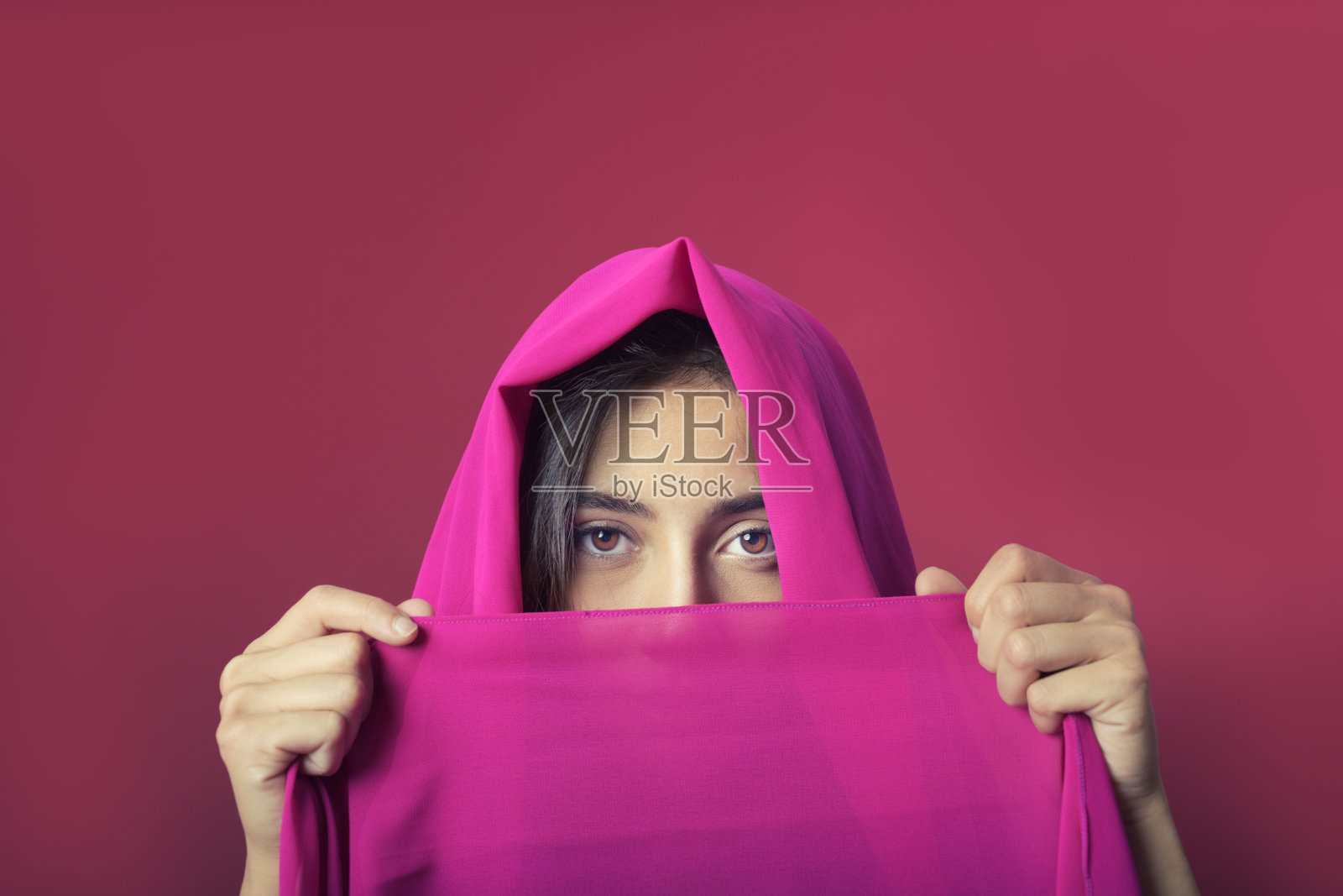 妇女用织物遮住脸照片摄影图片