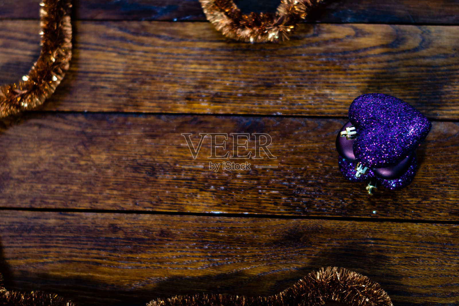 圣诞装饰在木板上。圣诞球。丰富多彩的圣诞花环。照片摄影图片