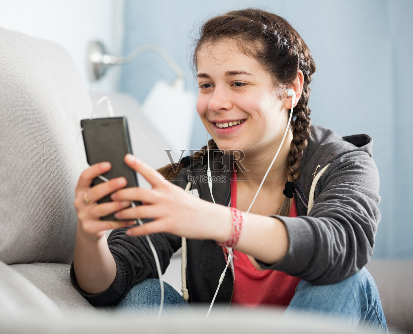 女孩用手机照片摄影图片