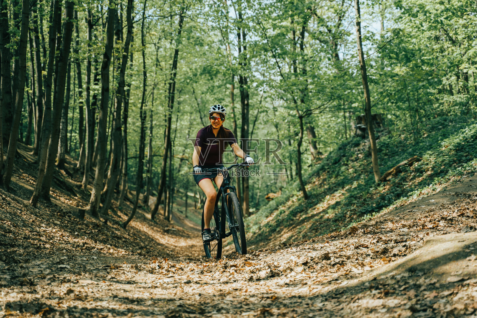 妇女们在骑自行车。照片摄影图片
