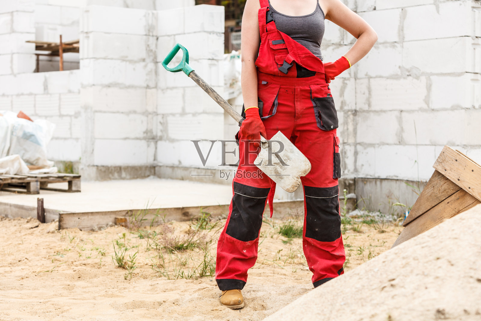 在工地使用铁铲的人员照片摄影图片