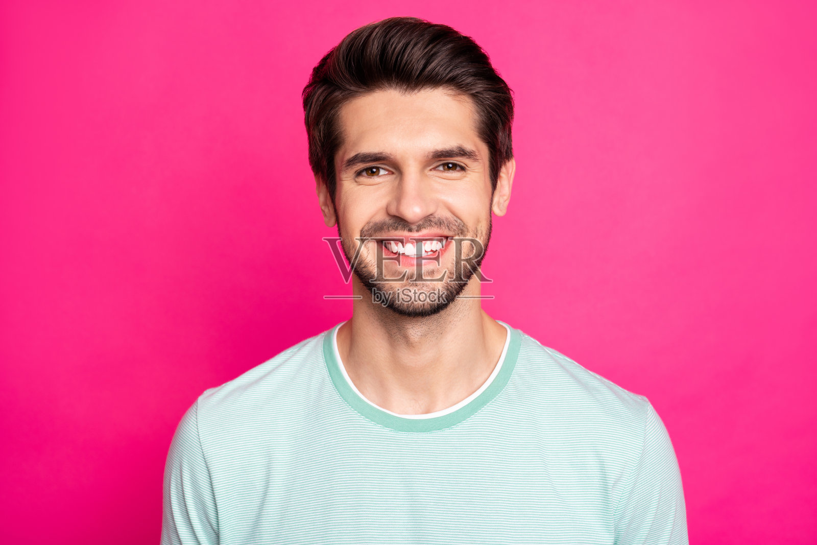 近距离照片的黑发惊人的男子揭示完美的白牙齿穿休闲t恤孤立充满活力的粉色背景照片摄影图片