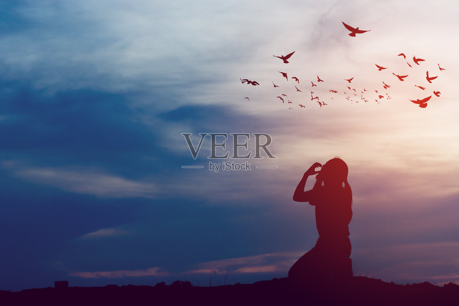 剪影的团队领导，团队合作和团队合作和愉快的剪影概念照片摄影图片