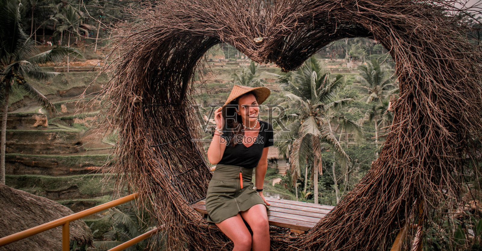美丽的女孩参观巴厘岛的稻田在tegalalang，乌布照片摄影图片