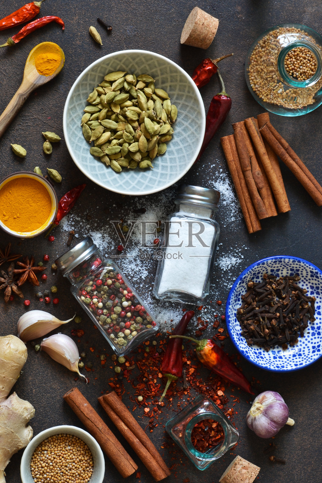 混合亚洲香料:辣椒，姜，大蒜，豆蔻，肉桂。一套烹饪用的香料。照片摄影图片