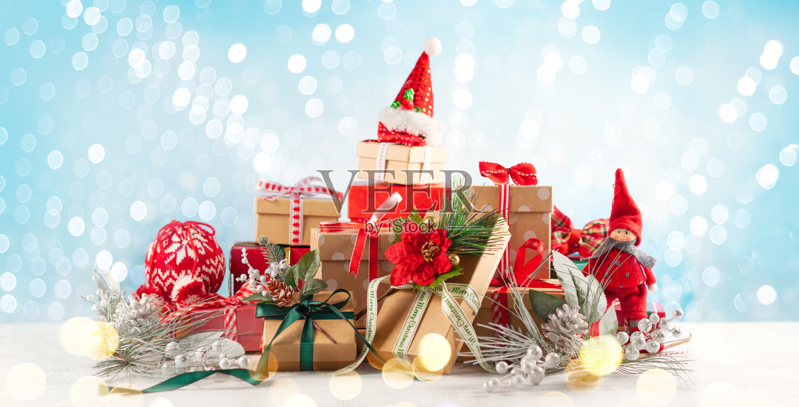 圣诞或新年背景的节日礼品盒。照片摄影图片