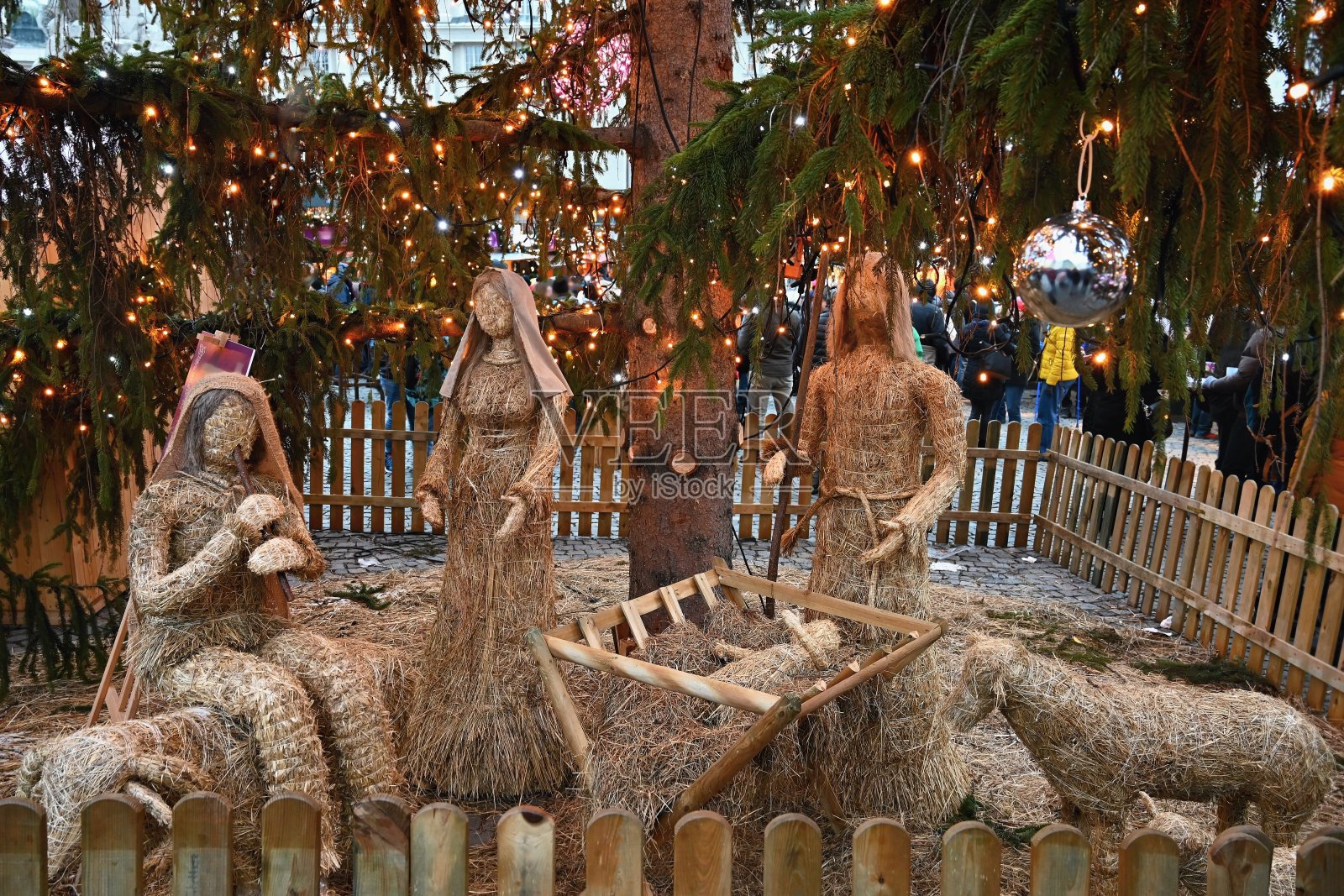 美丽的耶稣诞生场景与婴儿耶稣。传统的圣诞节背景是基督教节日。照片摄影图片