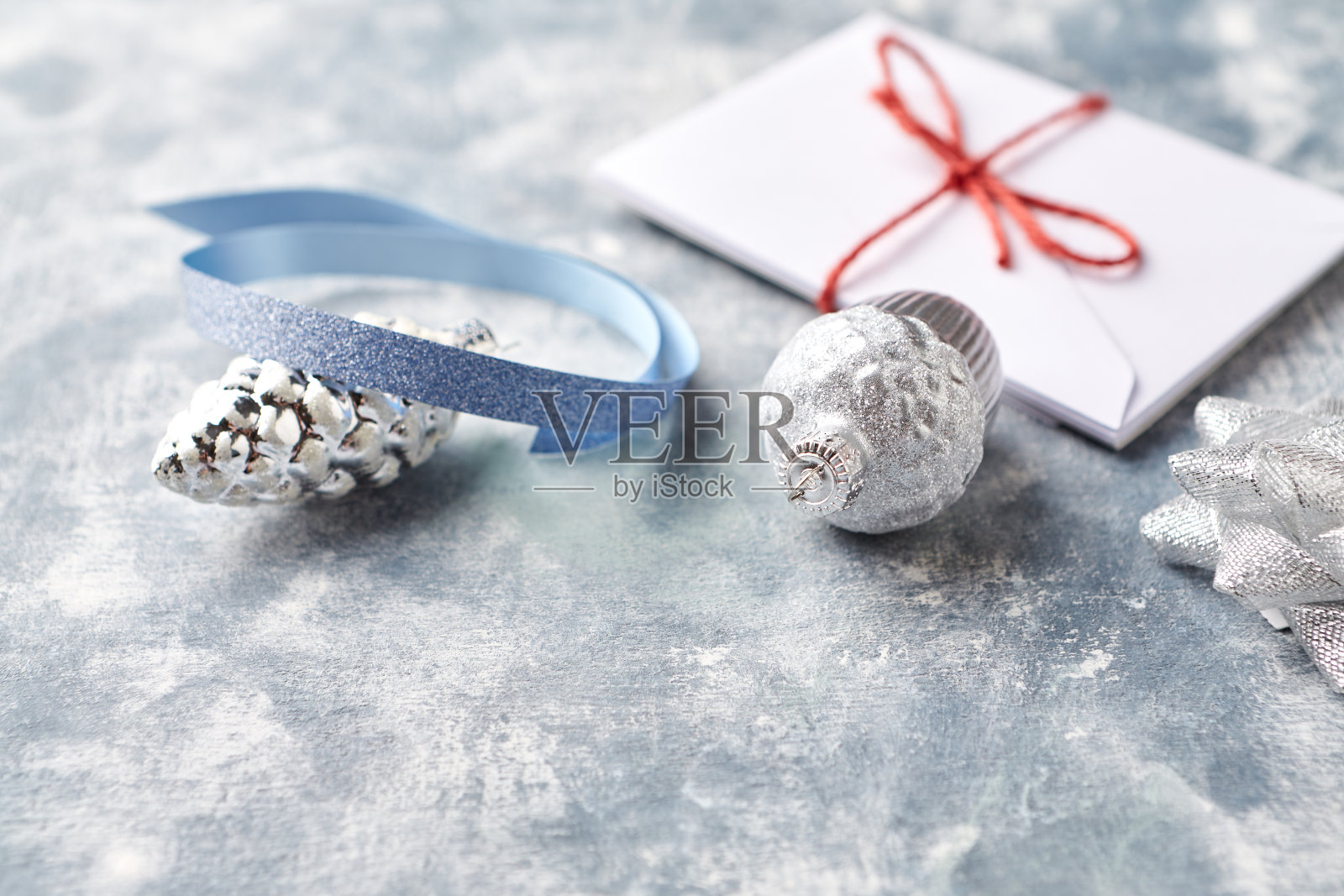 明亮的木制背景上的圣诞装饰物。关闭了。照片摄影图片