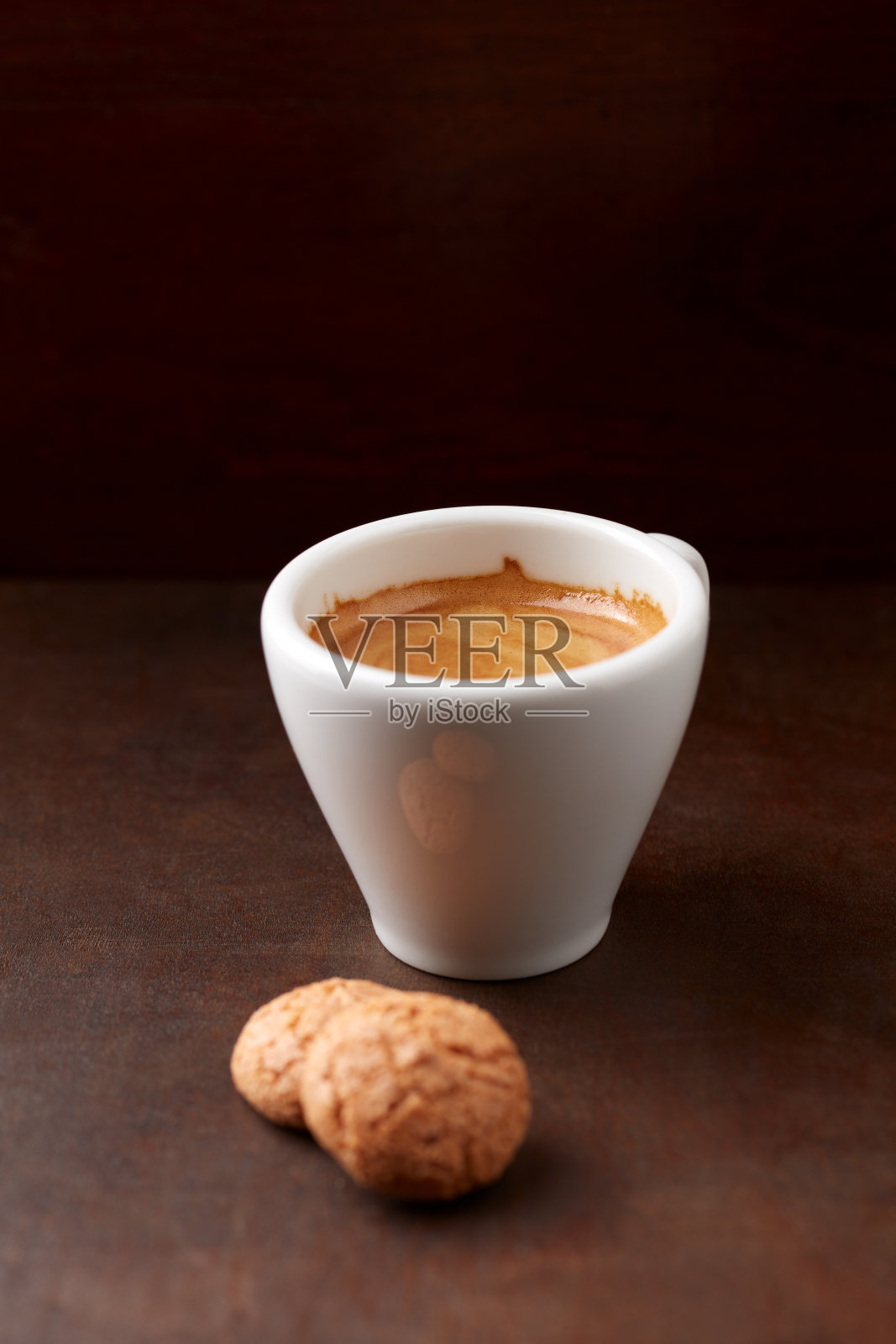 一杯咖啡和意大利饼干，背景是质朴的木头。照片摄影图片