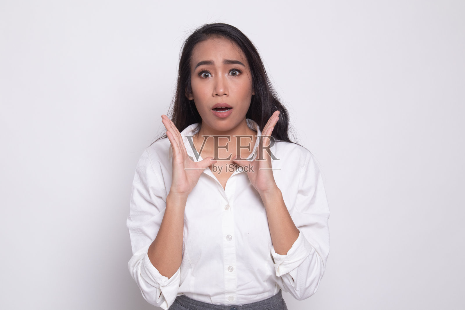 震惊的年轻亚洲女人。照片摄影图片