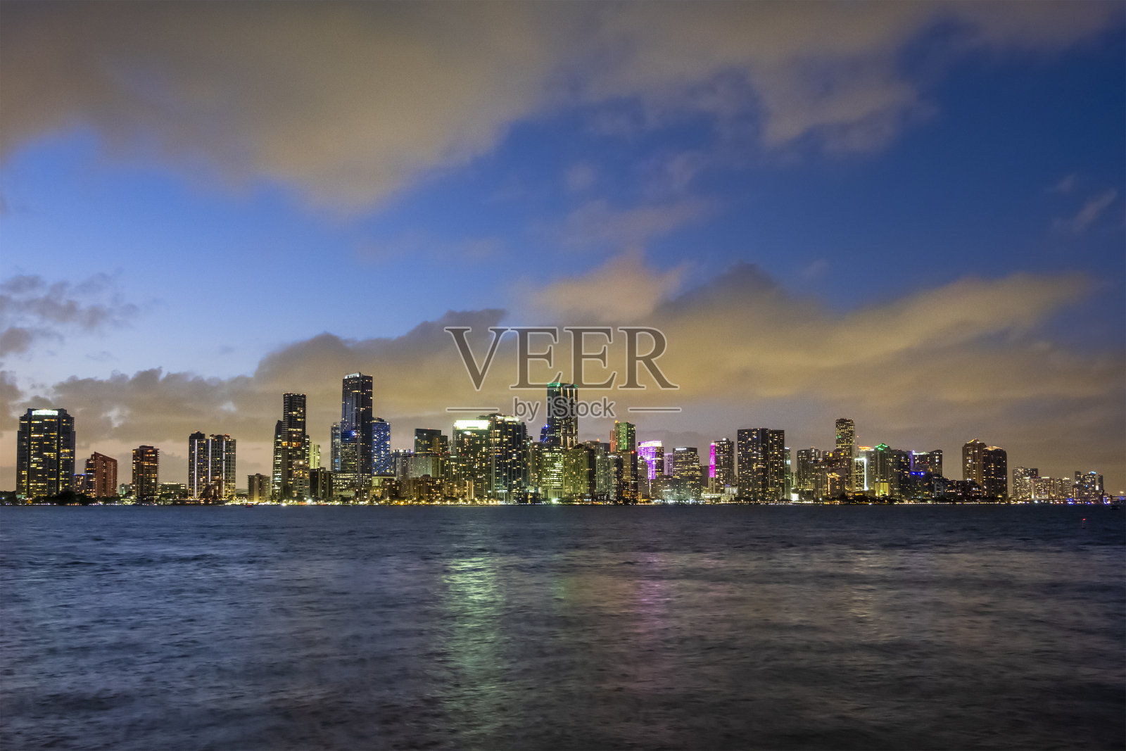 迈阿密市中心黄昏的天际线-佛罗里达(美国)照片摄影图片