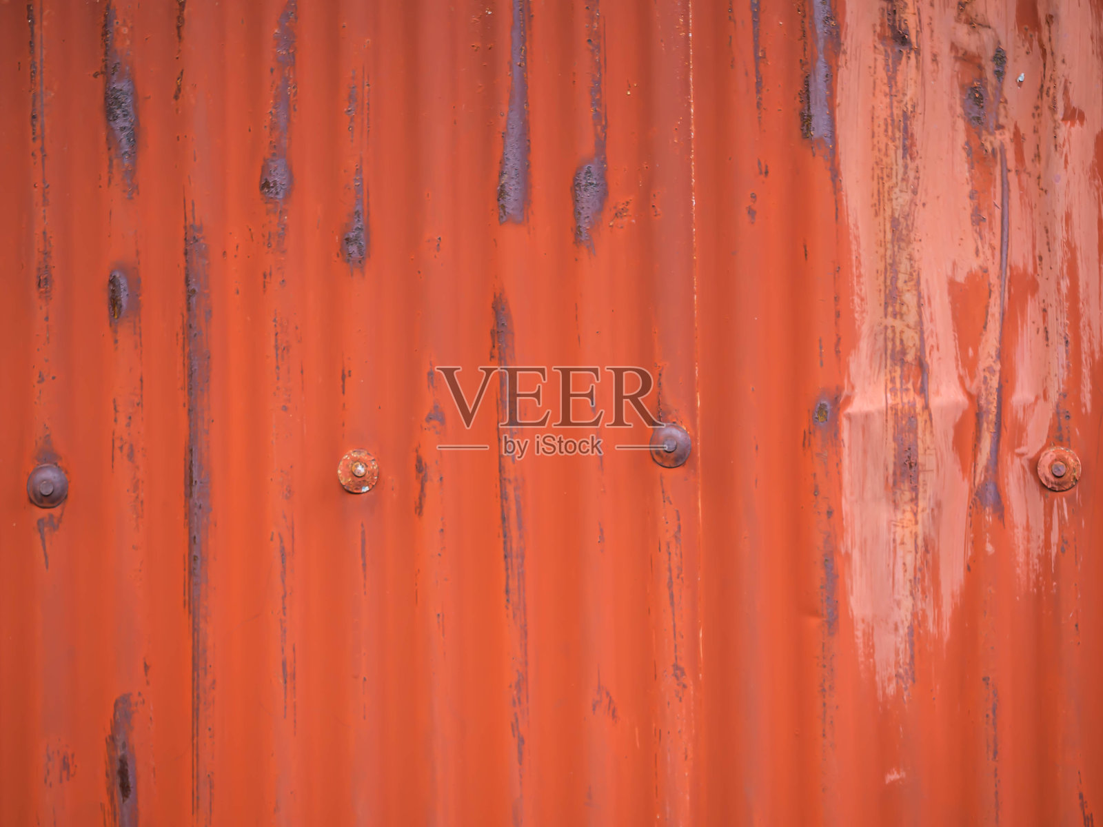 抽象背景的特写老生动或充满活力的橙色铝锌板墙纹理与波浪或垂直条纹图案。照片摄影图片