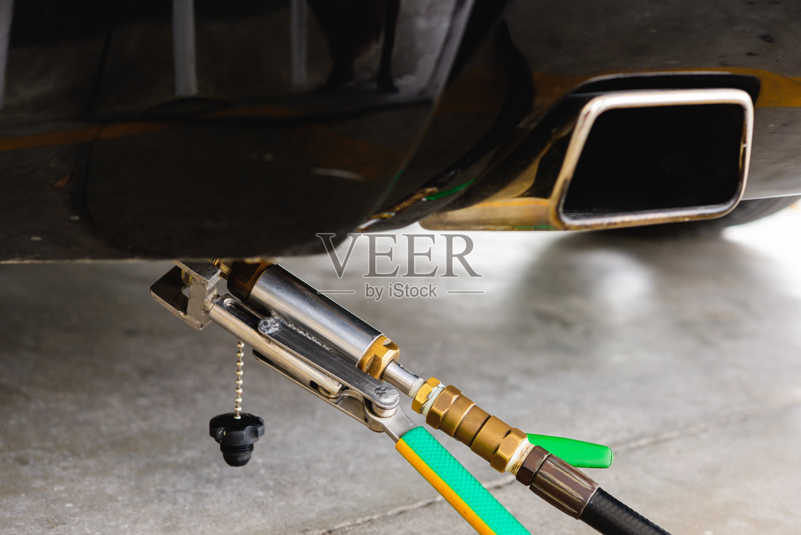 在加气站为汽车自动加油照片摄影图片