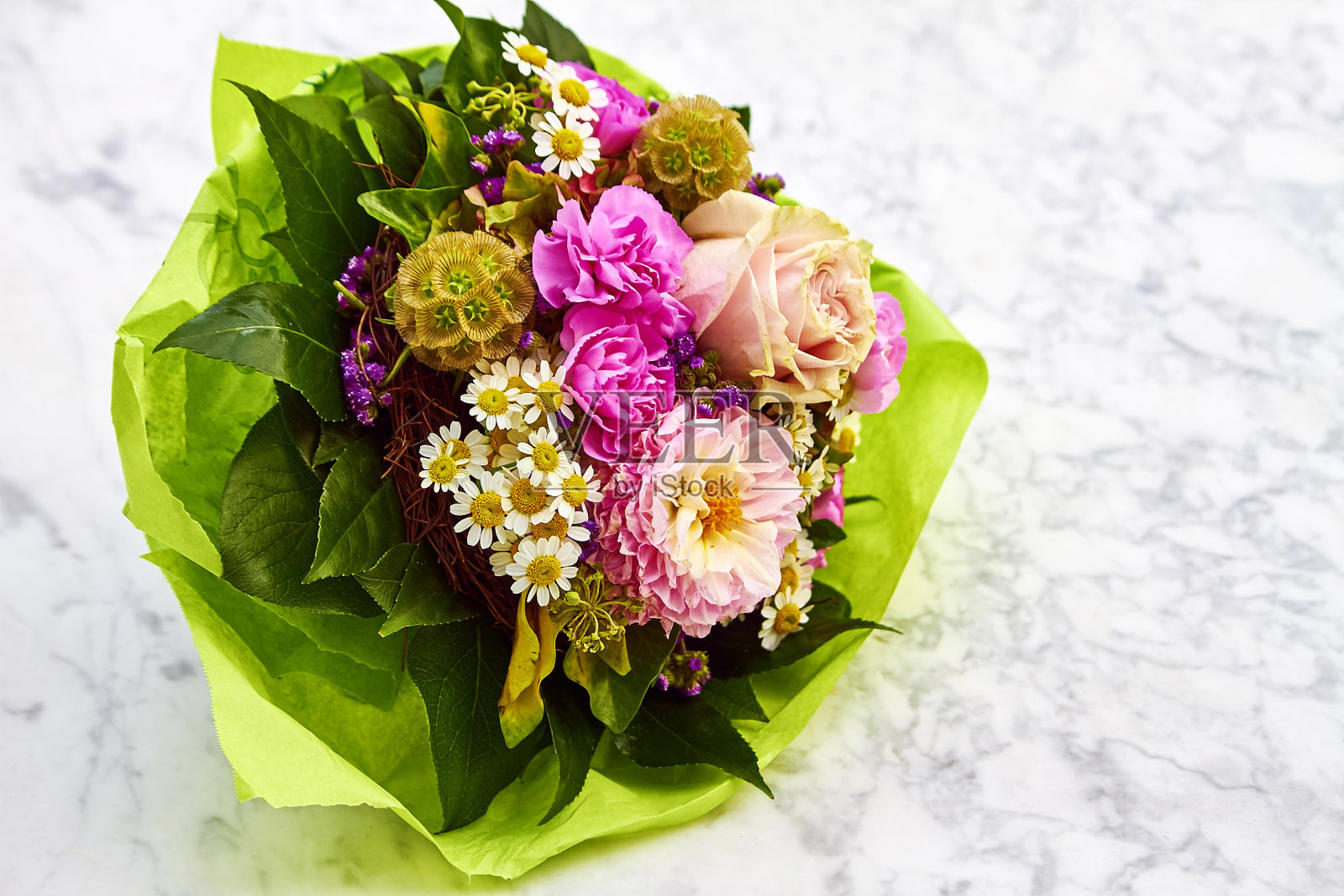 大理石背景上的花束照片摄影图片