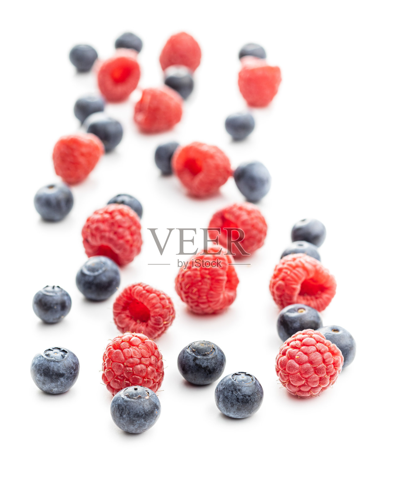 蓝莓和树莓。美味的浆果组合。照片摄影图片