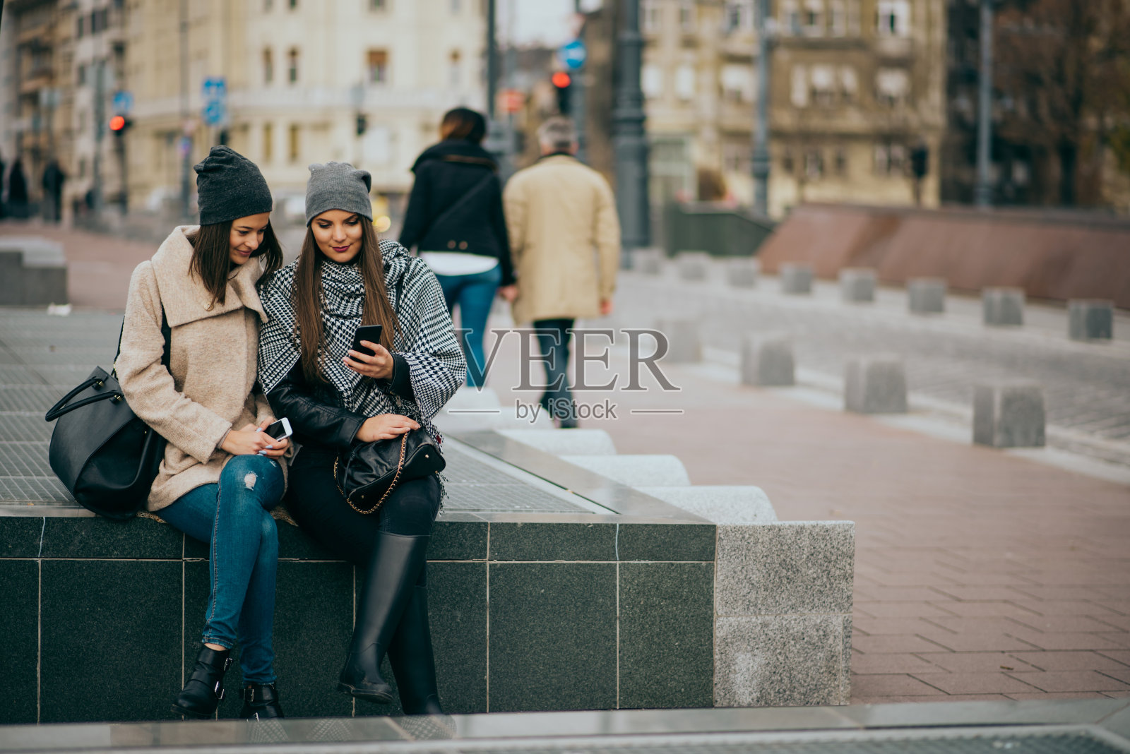 布达佩斯的妇女们在谈论照片摄影图片