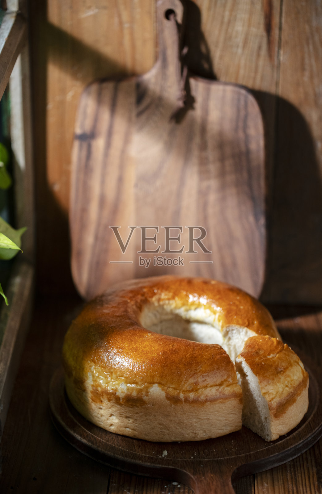 自制面包:纯天然的全麦环形面包照片摄影图片