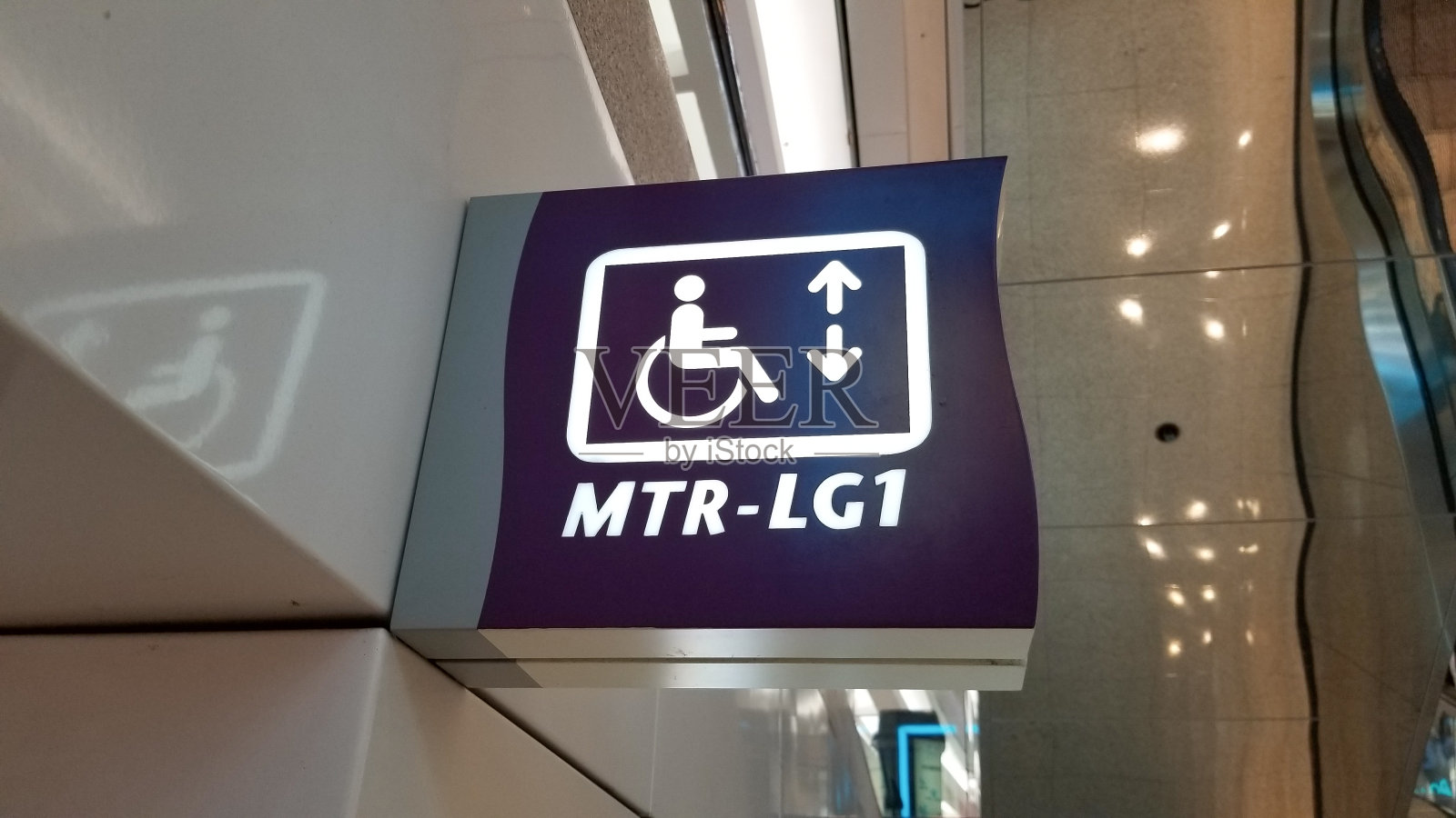 轮椅电梯电梯进出标志照片摄影图片