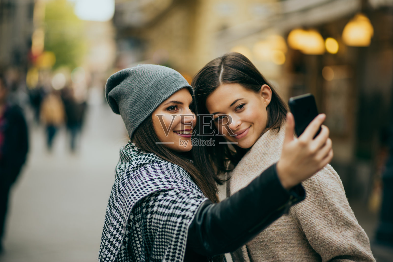 布达佩斯的女性在自拍照片摄影图片