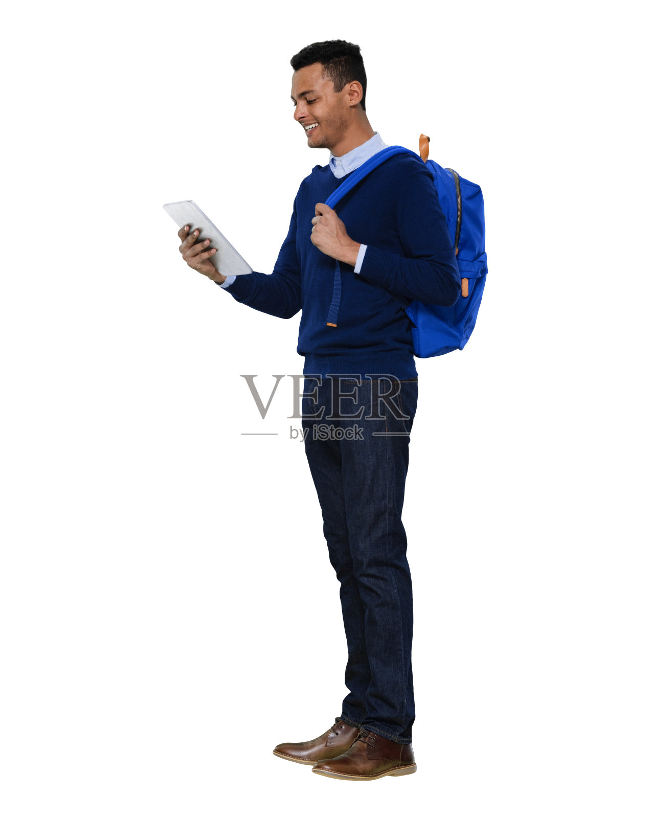 全身/侧视图/侧面视图/一人/一人20-29岁的成年人英俊的人黑发非洲民族/非裔美国人民族/ z一代男性/年轻男子站立/冷静的态度和触摸照片摄影图片