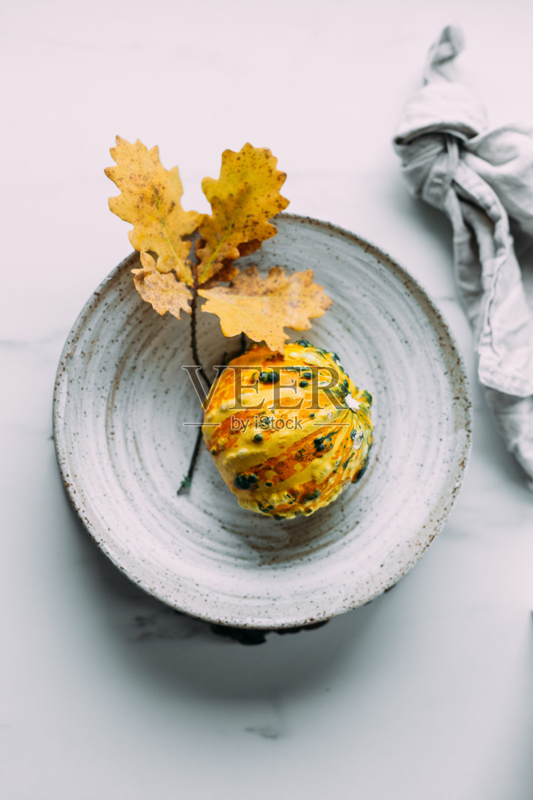 小的黄色南瓜在大理石背景与复制空间照片摄影图片