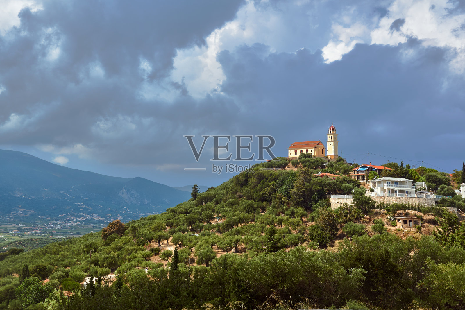 扎金索斯岛上一座山顶上有钟塔的东正教教堂照片摄影图片