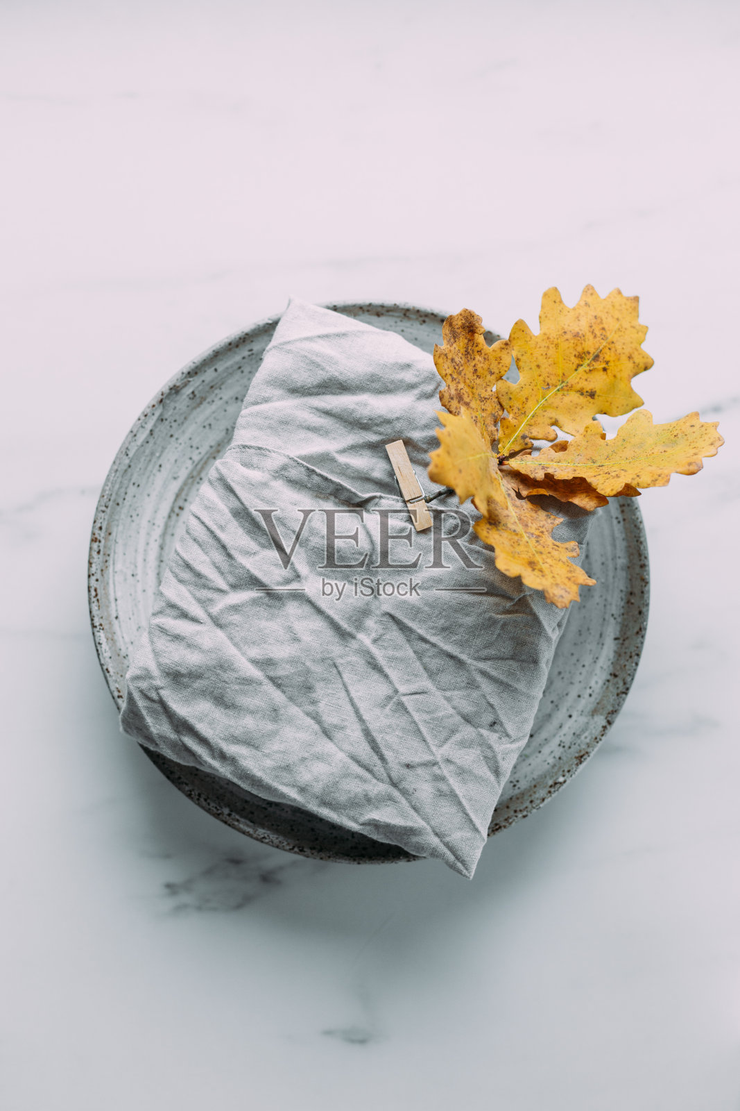 大理石背景上的黄色橡树叶照片摄影图片