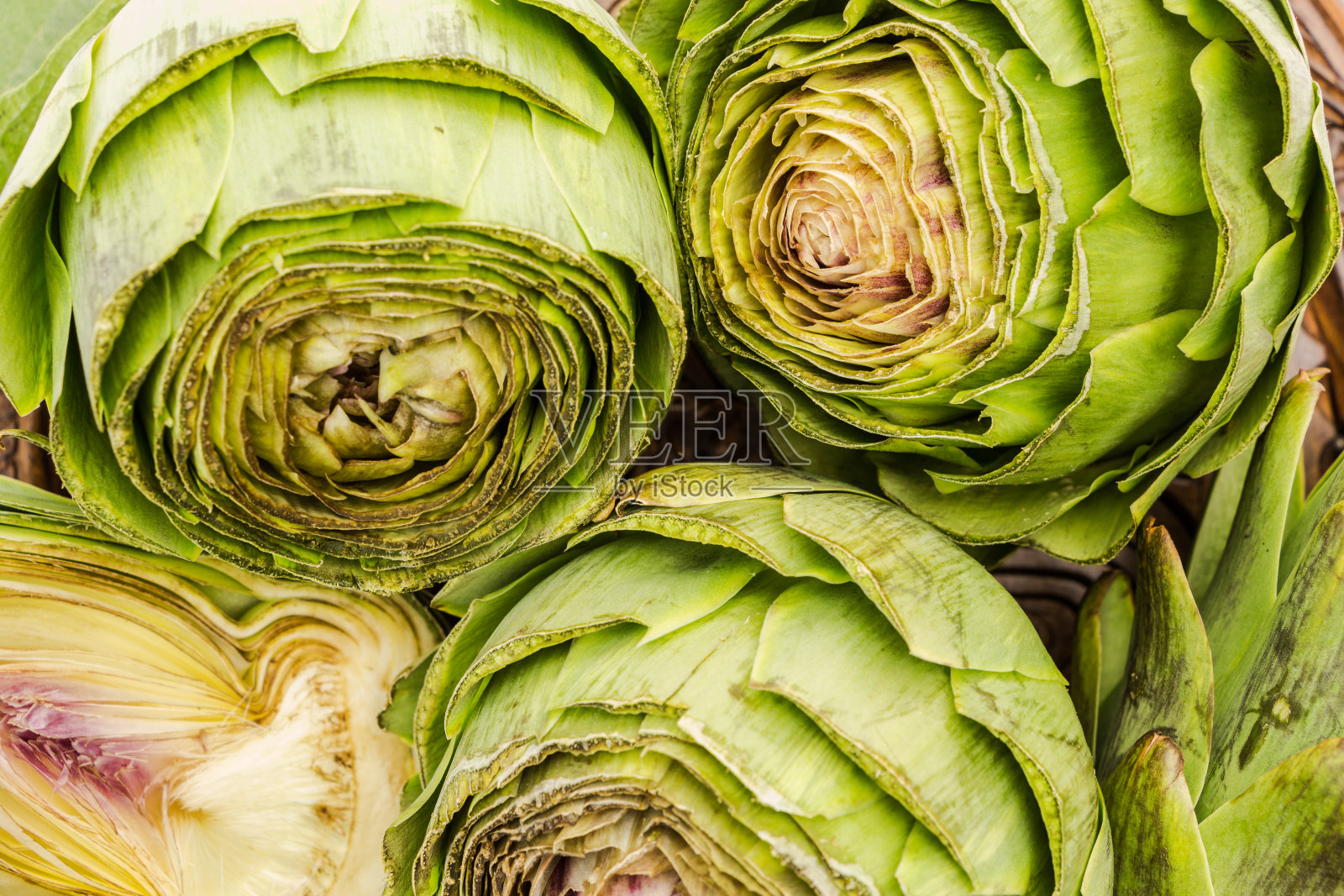 一组新鲜切洋蓟与自然光的特写照片摄影图片