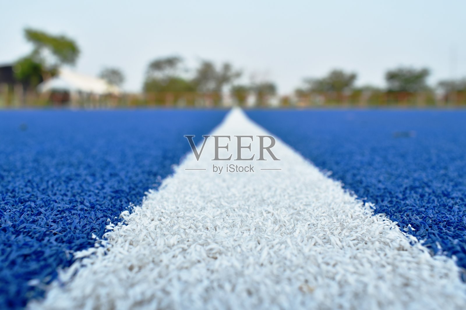 白色线对蓝色足球人造草皮纹理和背景照片摄影图片