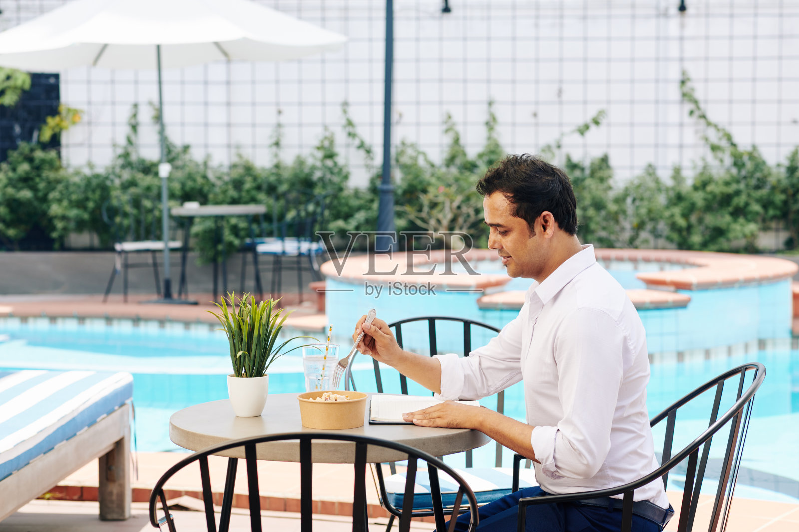 享受健康早餐的企业家照片摄影图片