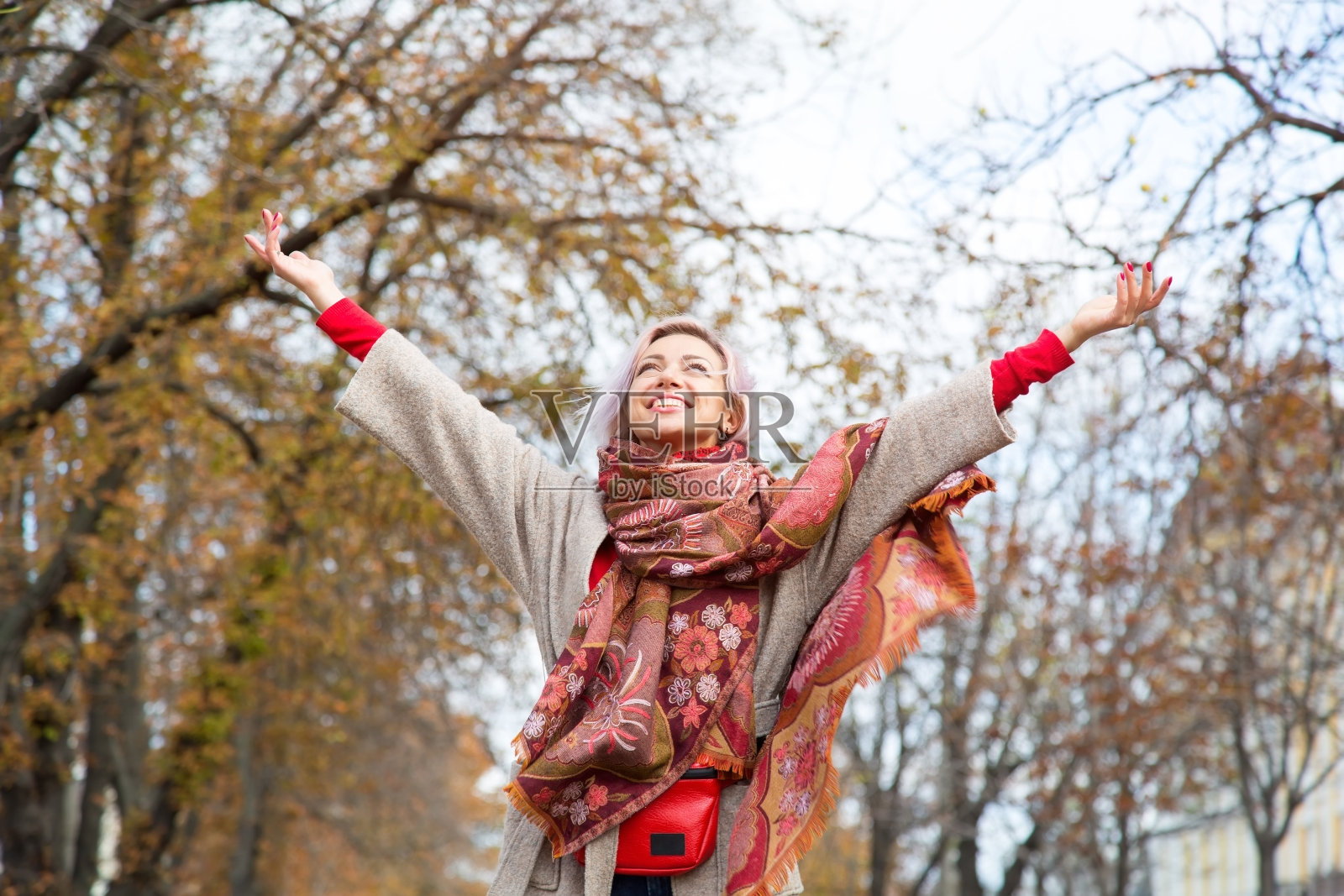 自由，快乐女人享受秋天的自然。照片摄影图片