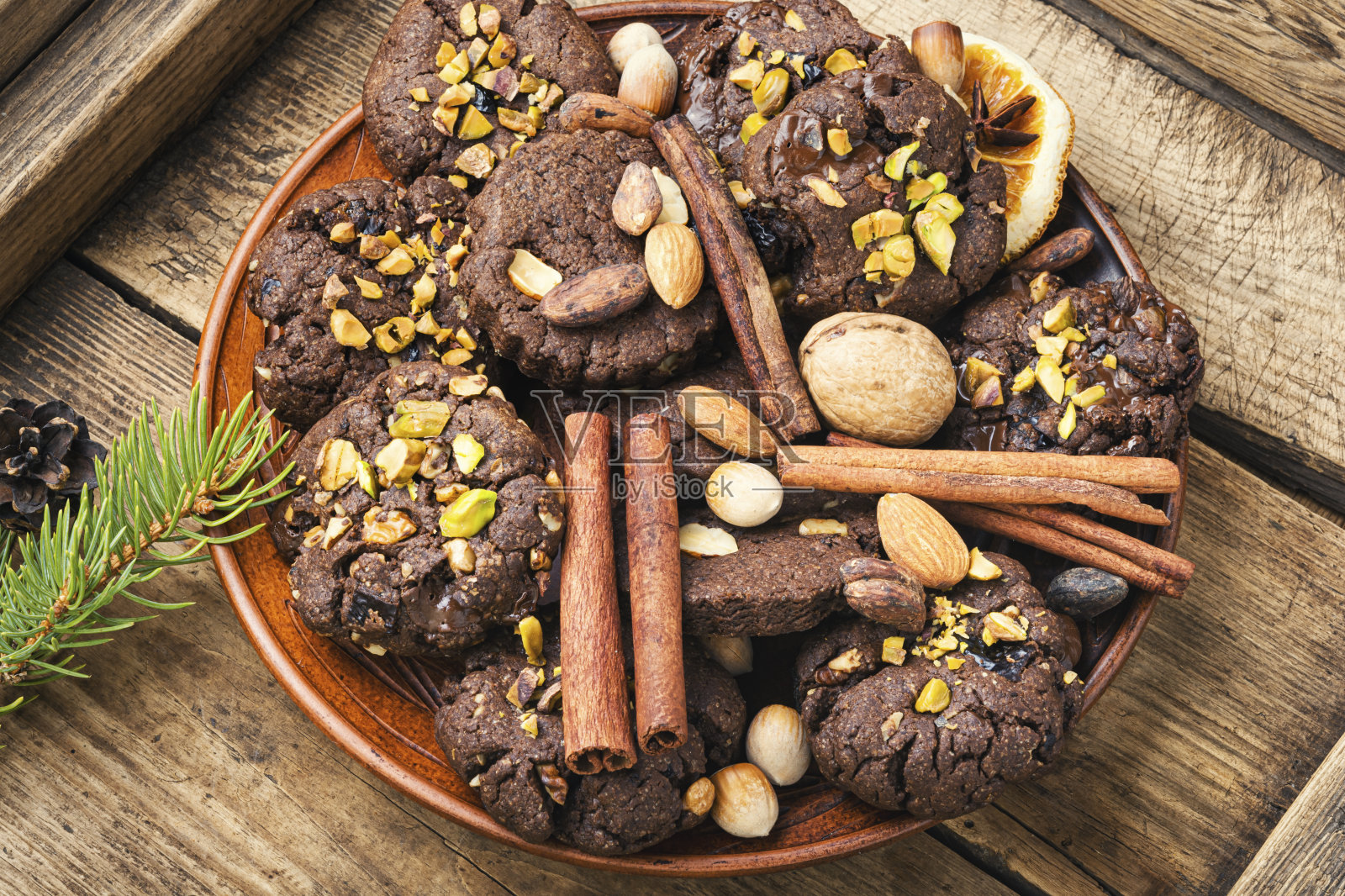 盘子里装着美味的圣诞饼干照片摄影图片