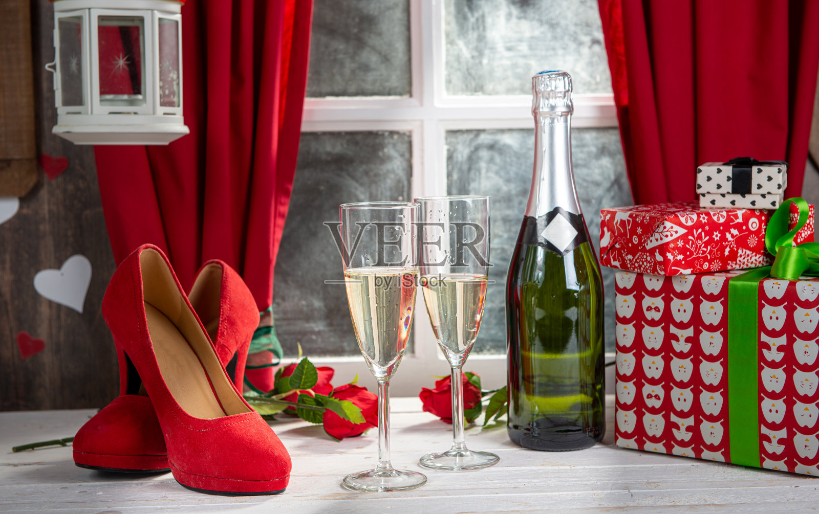 圣诞装饰用的是两杯香槟酒照片摄影图片