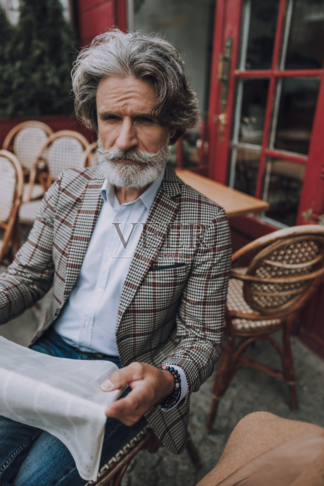 有型的大胡子男人读新闻库存照片照片摄影图片