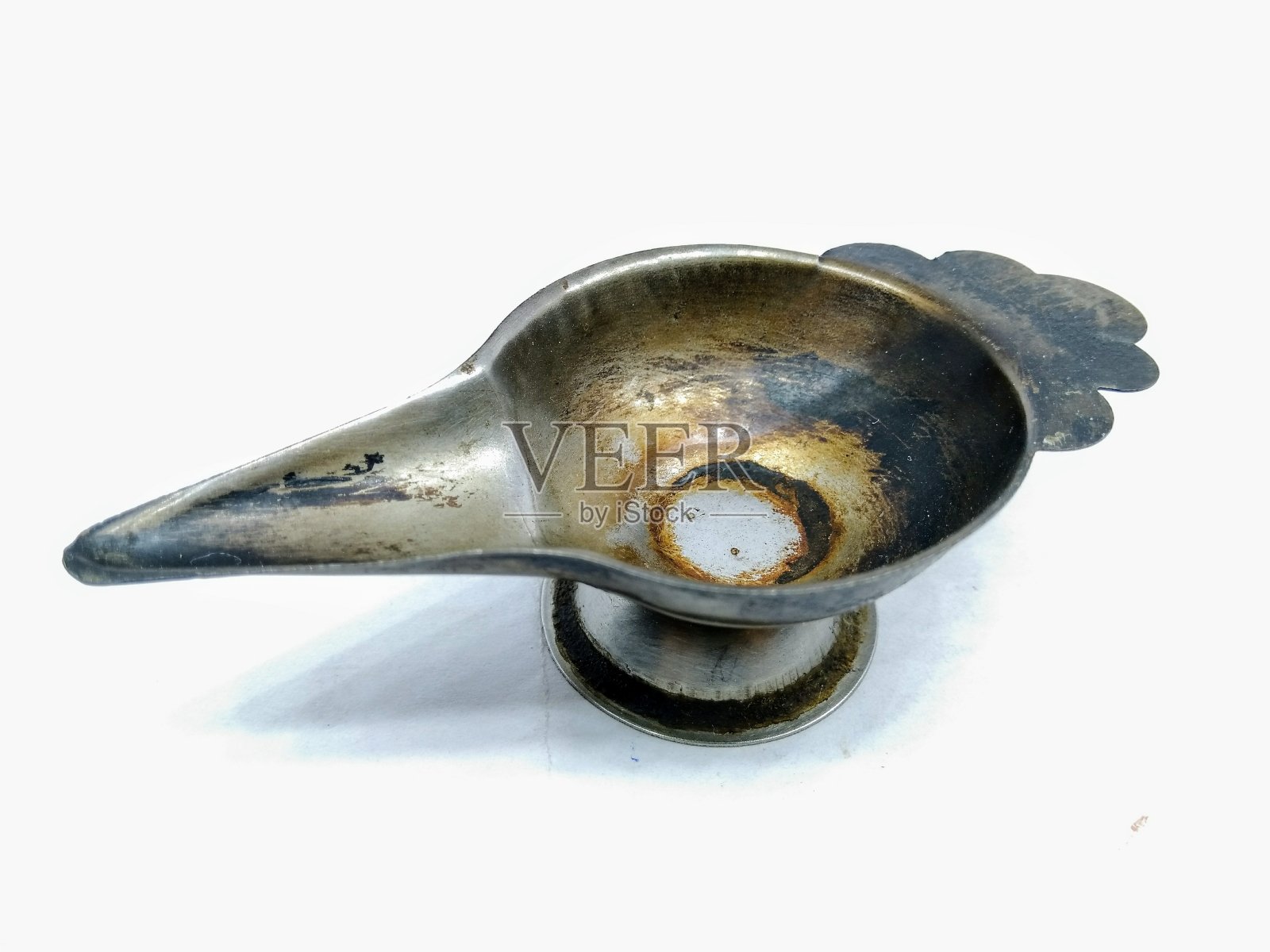 一盏生锈的灯孤立在白色的背景上照片摄影图片