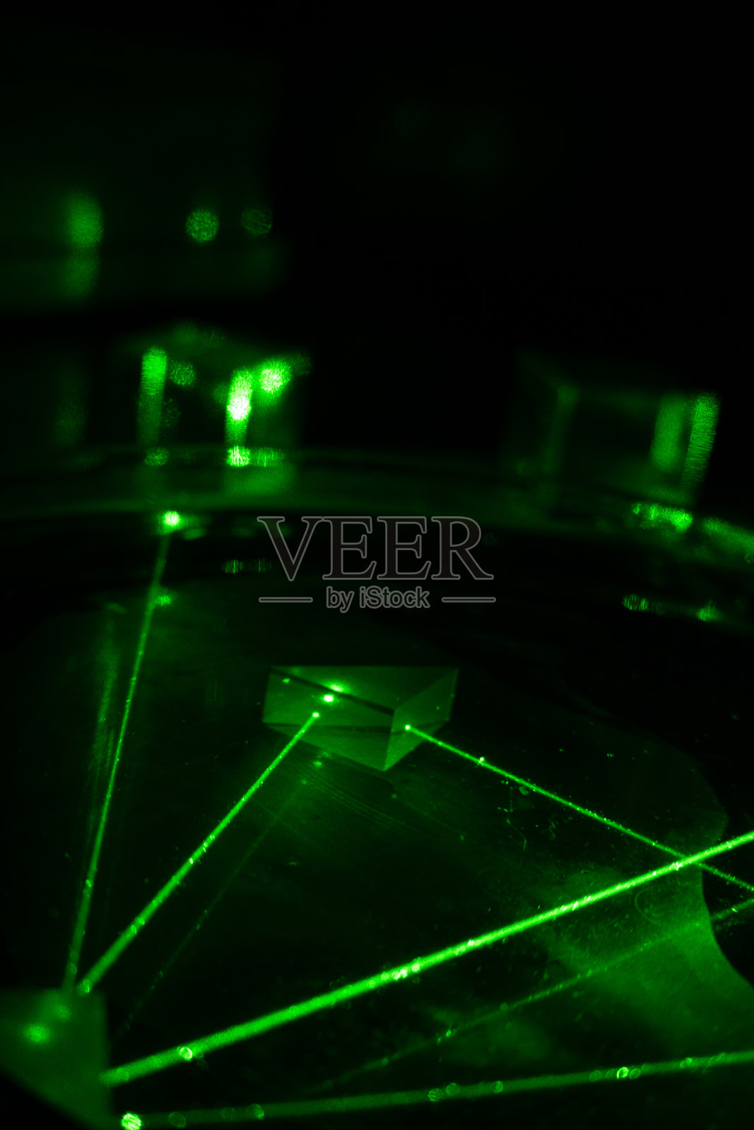 激光在黑暗中穿过棱镜照片摄影图片