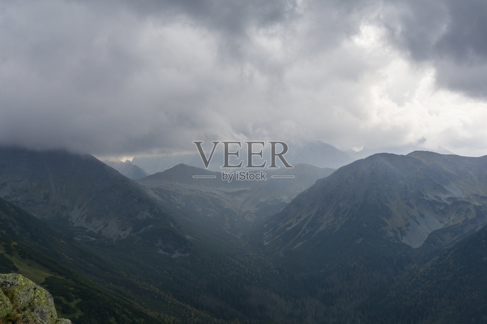 暴风雨前乌云密布。Tatra山上。照片摄影图片