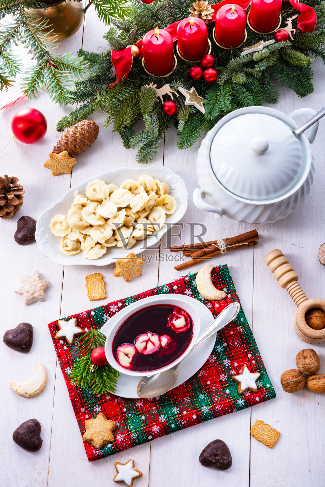 甜菜根汤配小饺子照片摄影图片