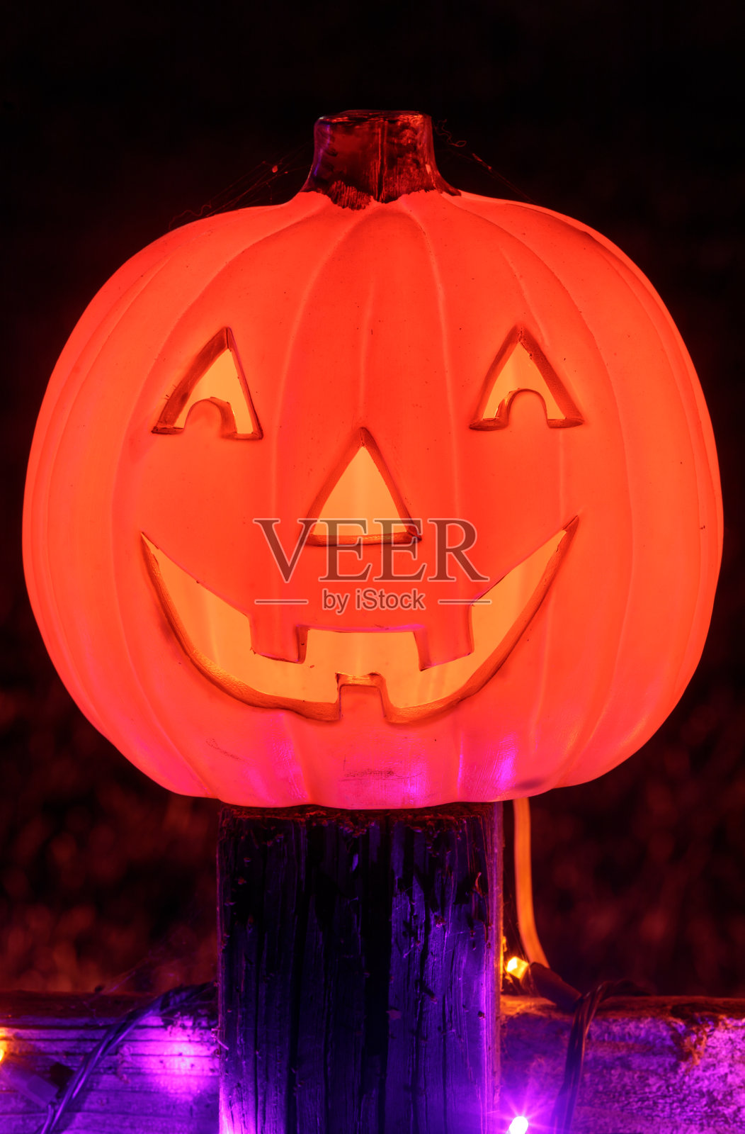 南瓜灯南瓜在万圣节期间在黑暗中发光。照片摄影图片