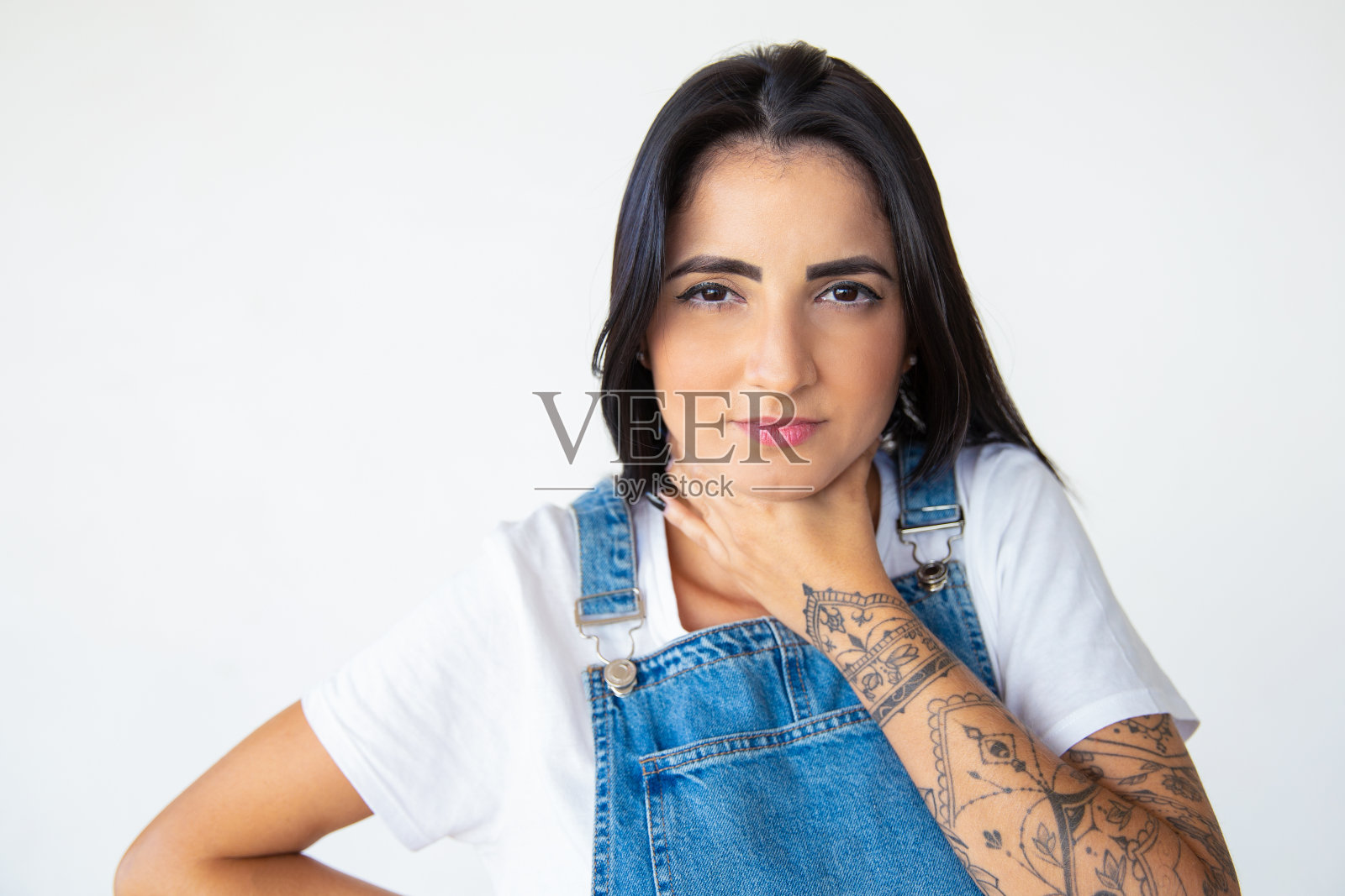 我会看着镜头的黑发女人照片摄影图片