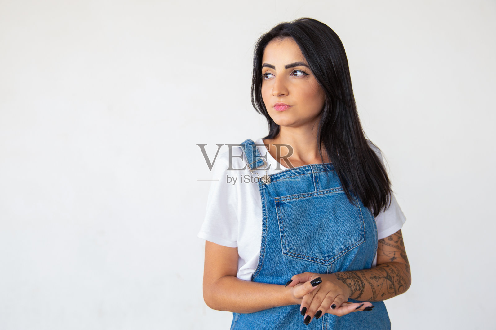 沉思的年轻女子看向一旁照片摄影图片