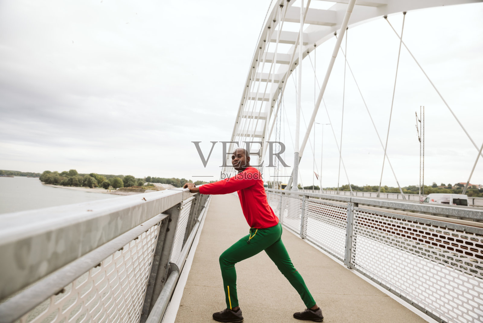 非洲运动员在经过良好训练后积极微笑。照片摄影图片