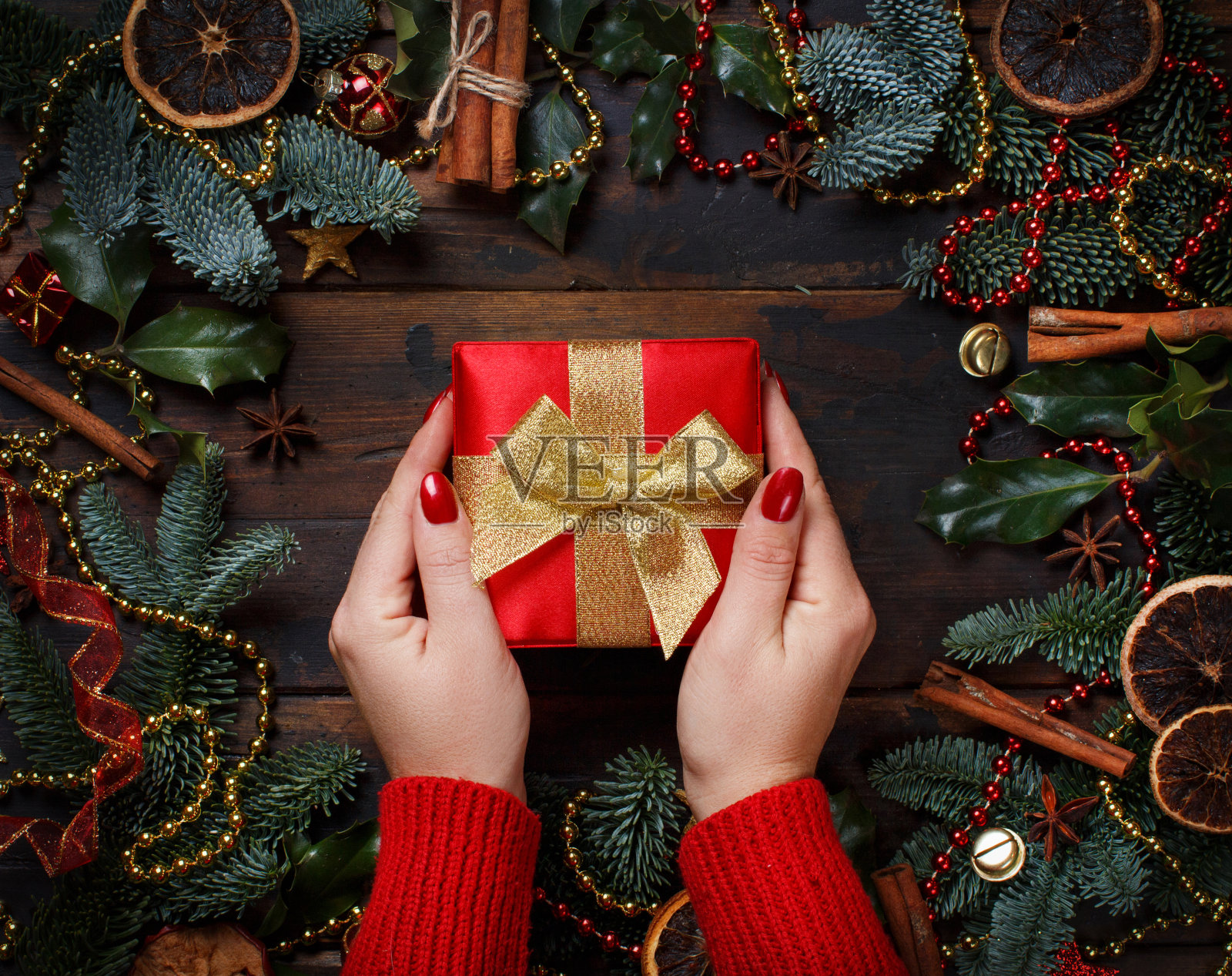 圣诞作文用手保存礼物盒照片摄影图片