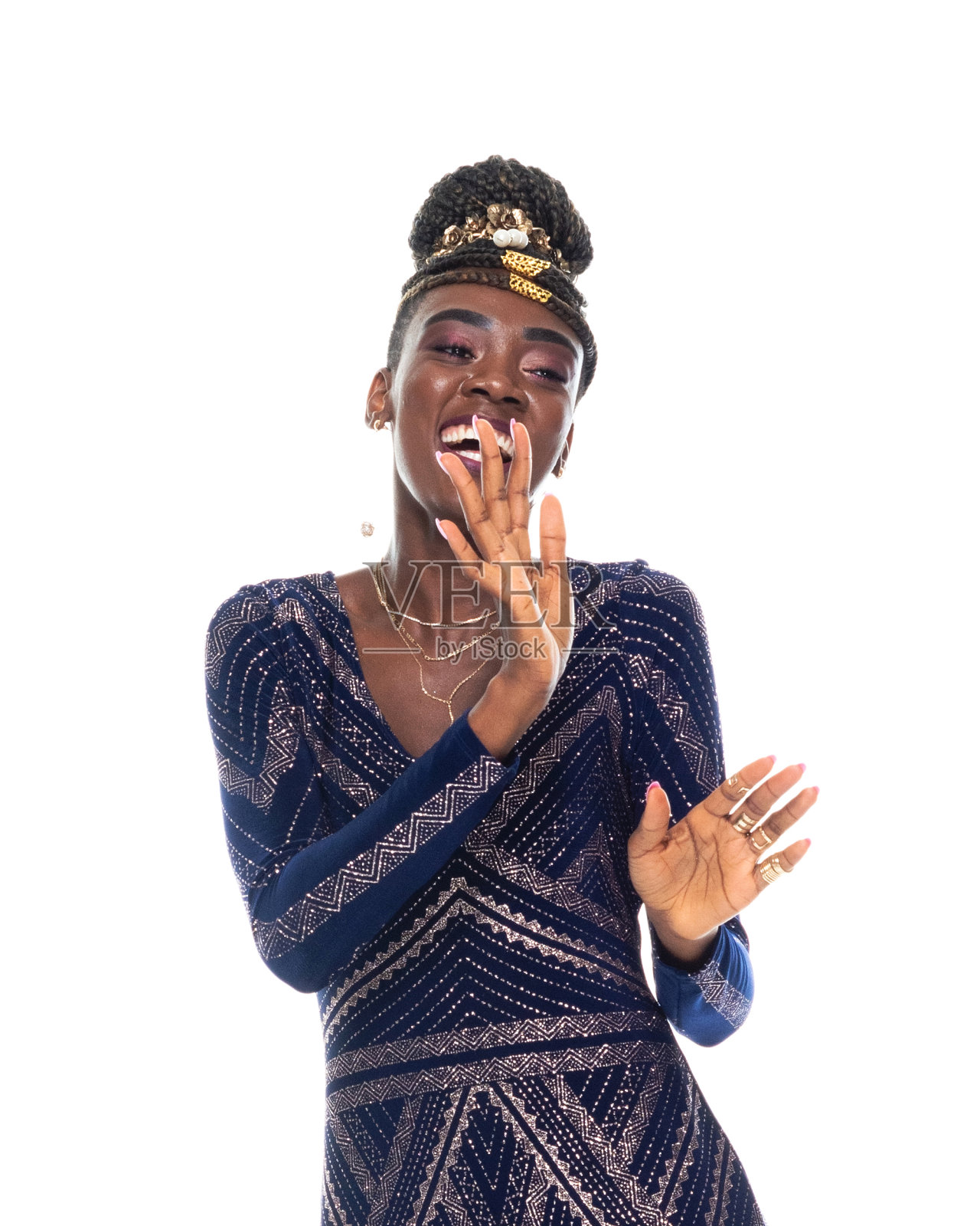 一个人/正面视图/腰部以上/ 20-29岁的成年人美丽的黑发非洲民族/非洲裔美国民族年轻女性/女性跳舞/锻炼穿着连衣裙/长裙/凉爽的态度照片摄影图片