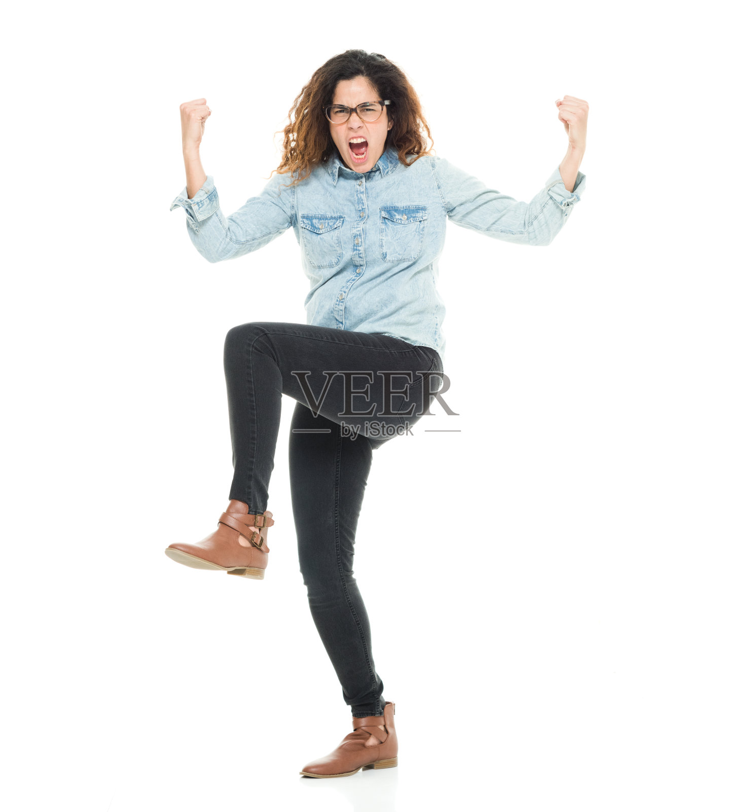 全长/一人/正面视图/看30-39岁的成年人美丽的卷发/长头发波多黎各种族/拉丁美洲和西班牙裔的女性/年轻女性跳舞/在白人背景前锻炼照片摄影图片